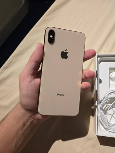 100 % SCRATCHLESS IPHONE XS MAX 64GB GOLD PTA APPROVED WITH BOX
