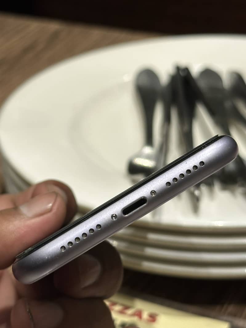Apple iPhone 11 4