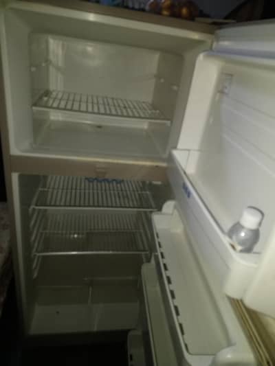 haier medium size fridge clean and clean, good condition andcooling