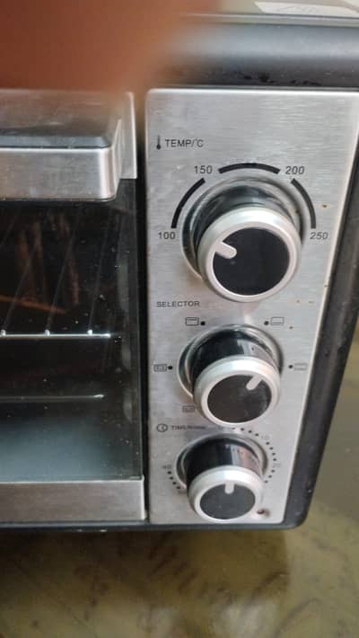 Title: Westpoint Electric Oven – Excellent Condition | Lightly Used