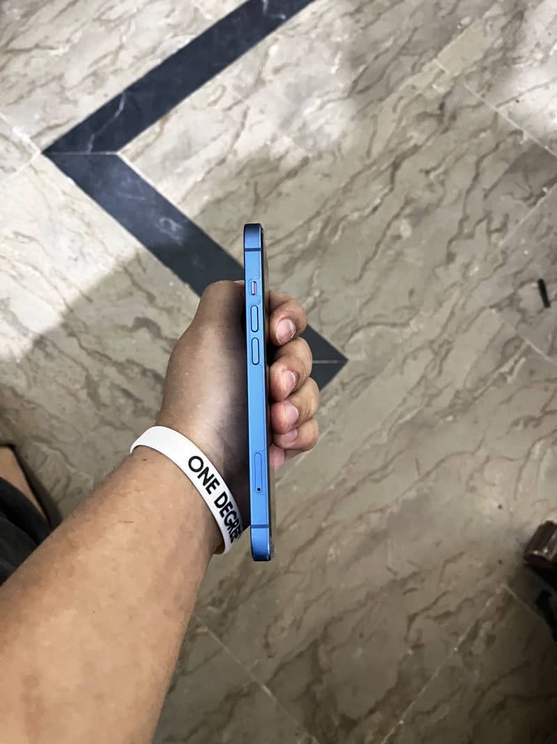 Apple iPhone 13 2
