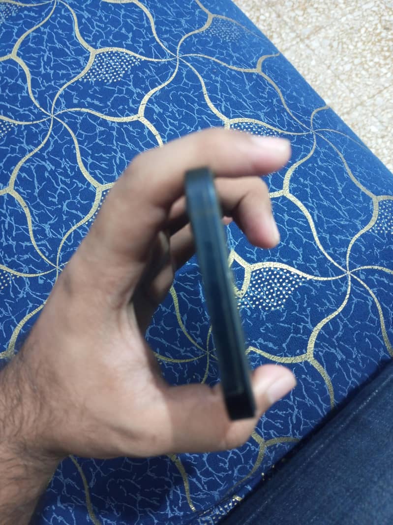 Apple iPhone 12 4