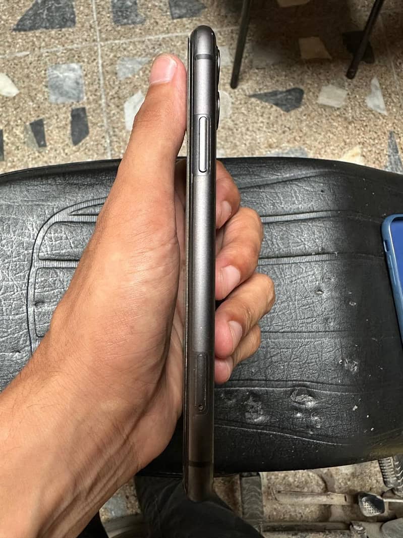 Apple iPhone 11 4