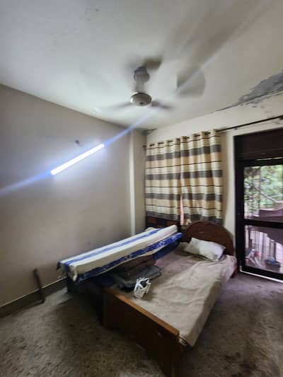 Room available in F10/3 for job holder male