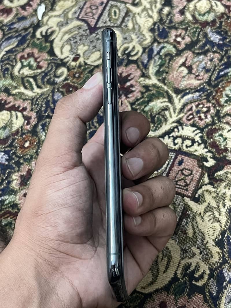 Apple iPhone 11 Pro Max 4