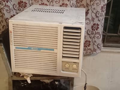 Gree 0.75 Ton Window AC – Excellent Condition