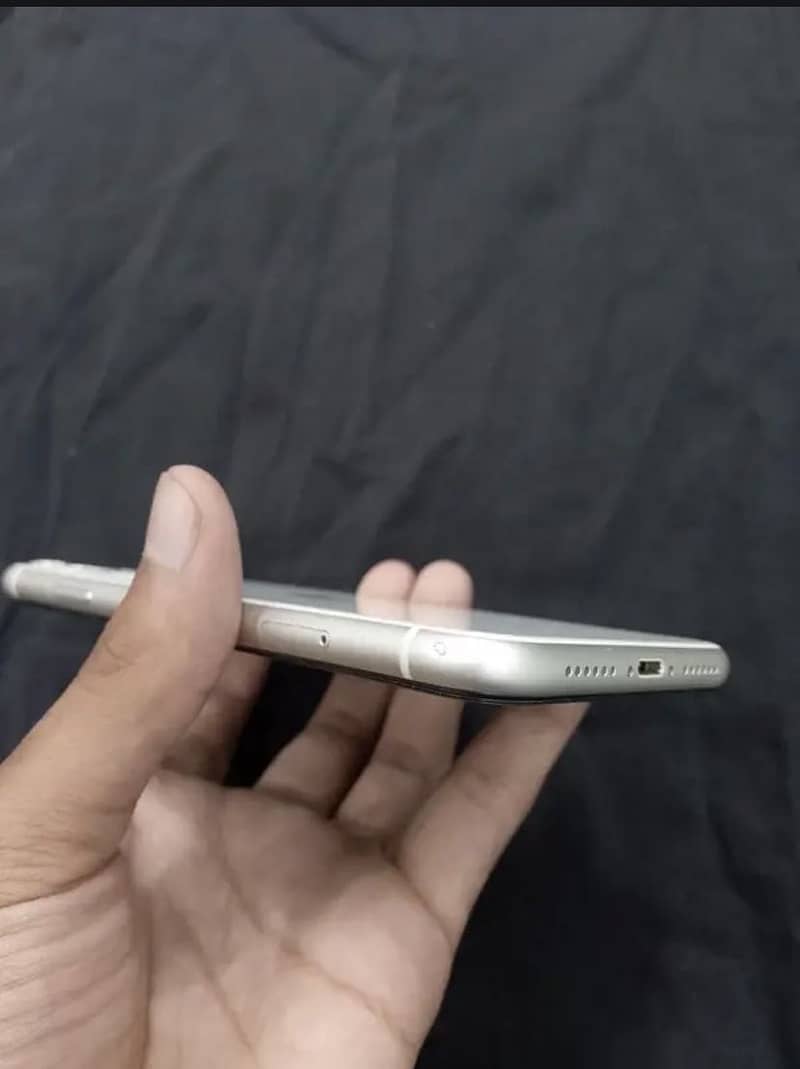 Apple iPhone 11 4