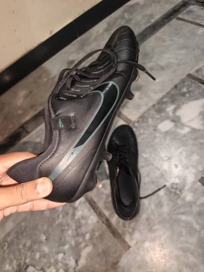 UK 12 size nike tiempo football shoes for sale. condition like new.