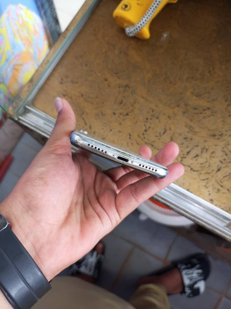 Apple iPhone X 4