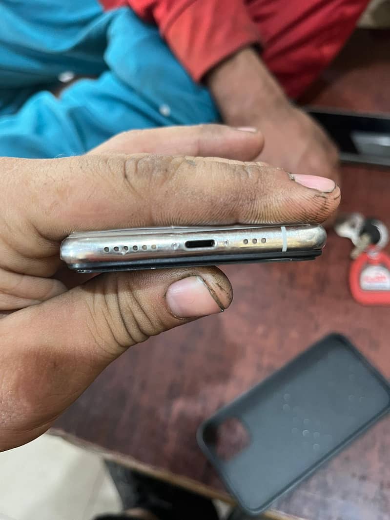 Apple iPhone 11 Pro 4