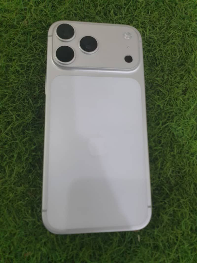 Apple iPhone 17 Pro Max 1