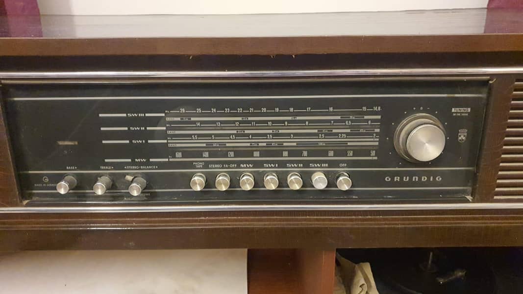 antique Radiogram 2