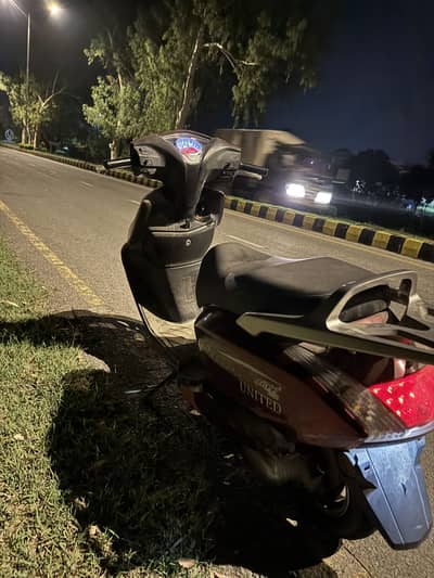 United 100 cc Scooty