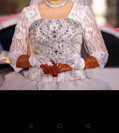 I'm selling my wedding dress long tail beautiful stone work