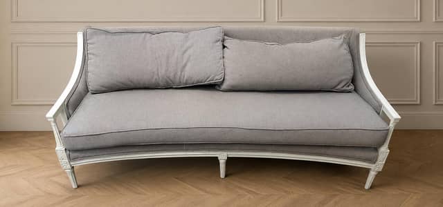 Elegant Wooden Sofa – Excellent Condition Description:
