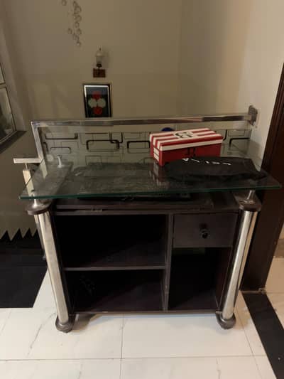 computer table having glass top in good condition
