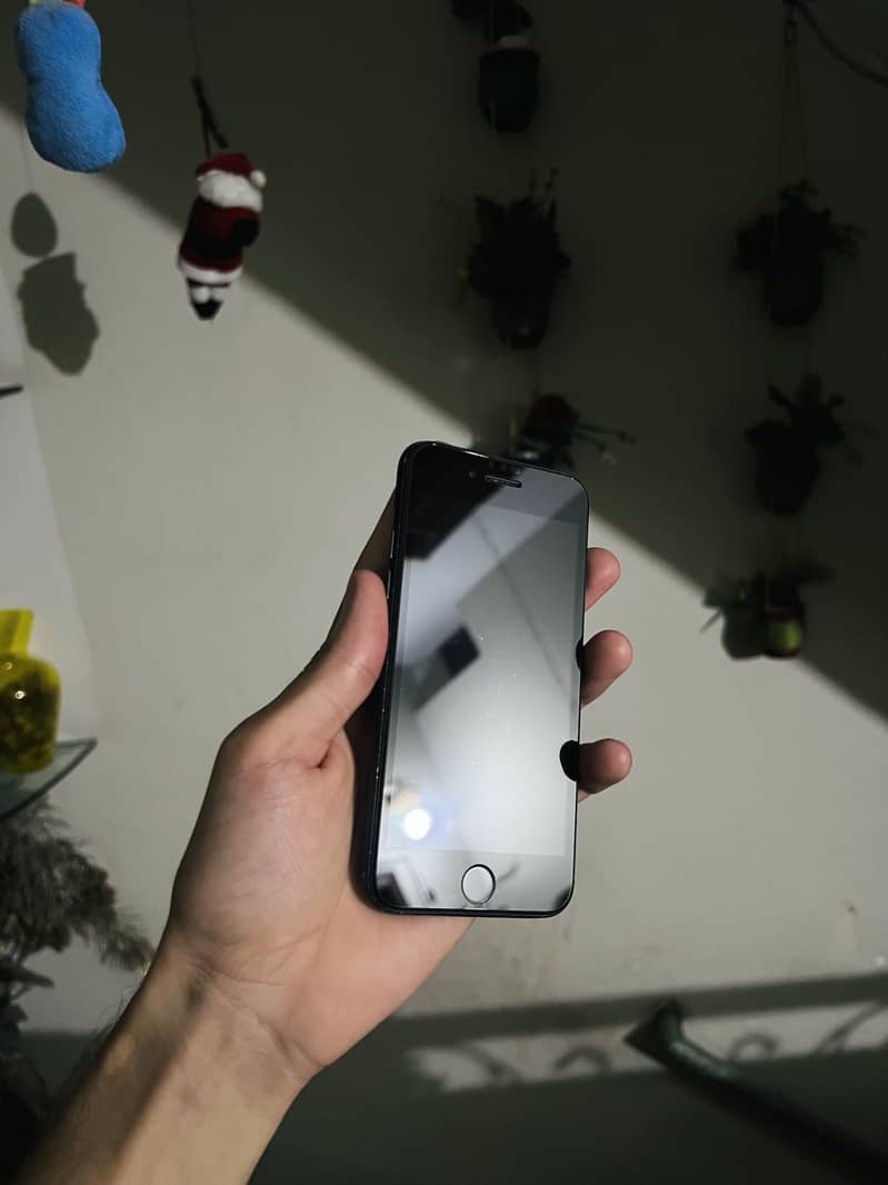 Apple iPhone 7 0