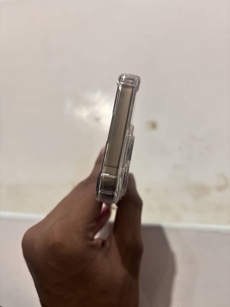 Apple iPhone 16 Pro 1