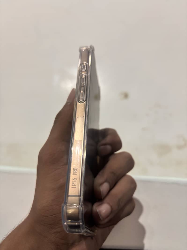Apple iPhone 16 Pro 2