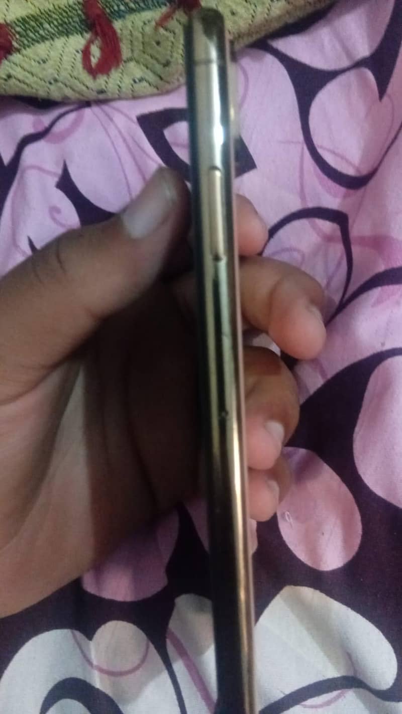 Apple iPhone XS Max 4