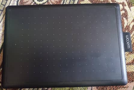 One by Wacom CTL-472 graphic tablet