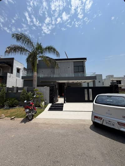 In DHA Phase 6 House Sized 1 Kanal For Rent