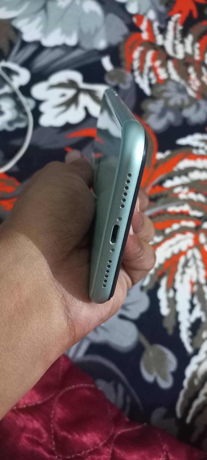 Apple iPhone 11 4