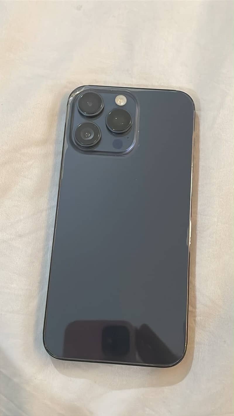iPhone 15 PRO MAX 4
