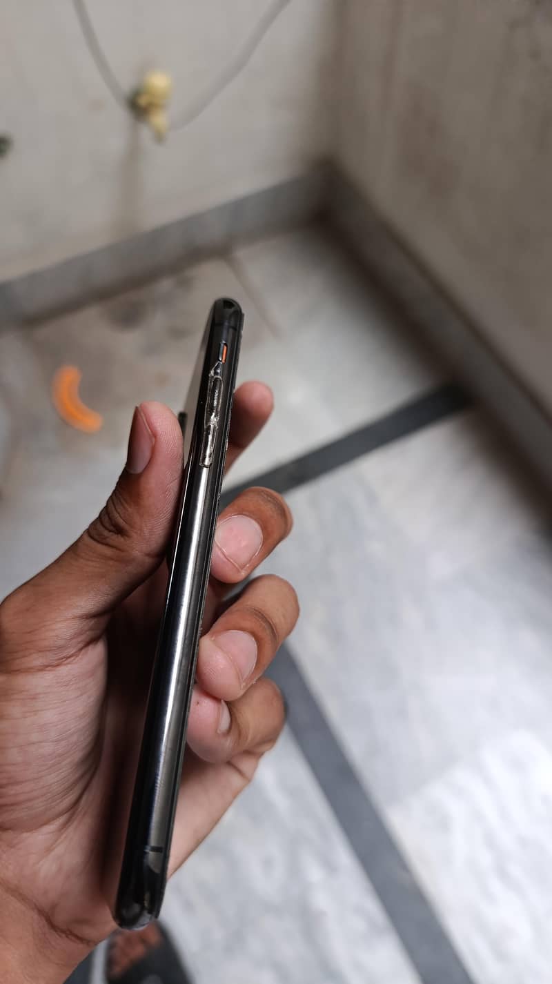 Apple iPhone XS 3
