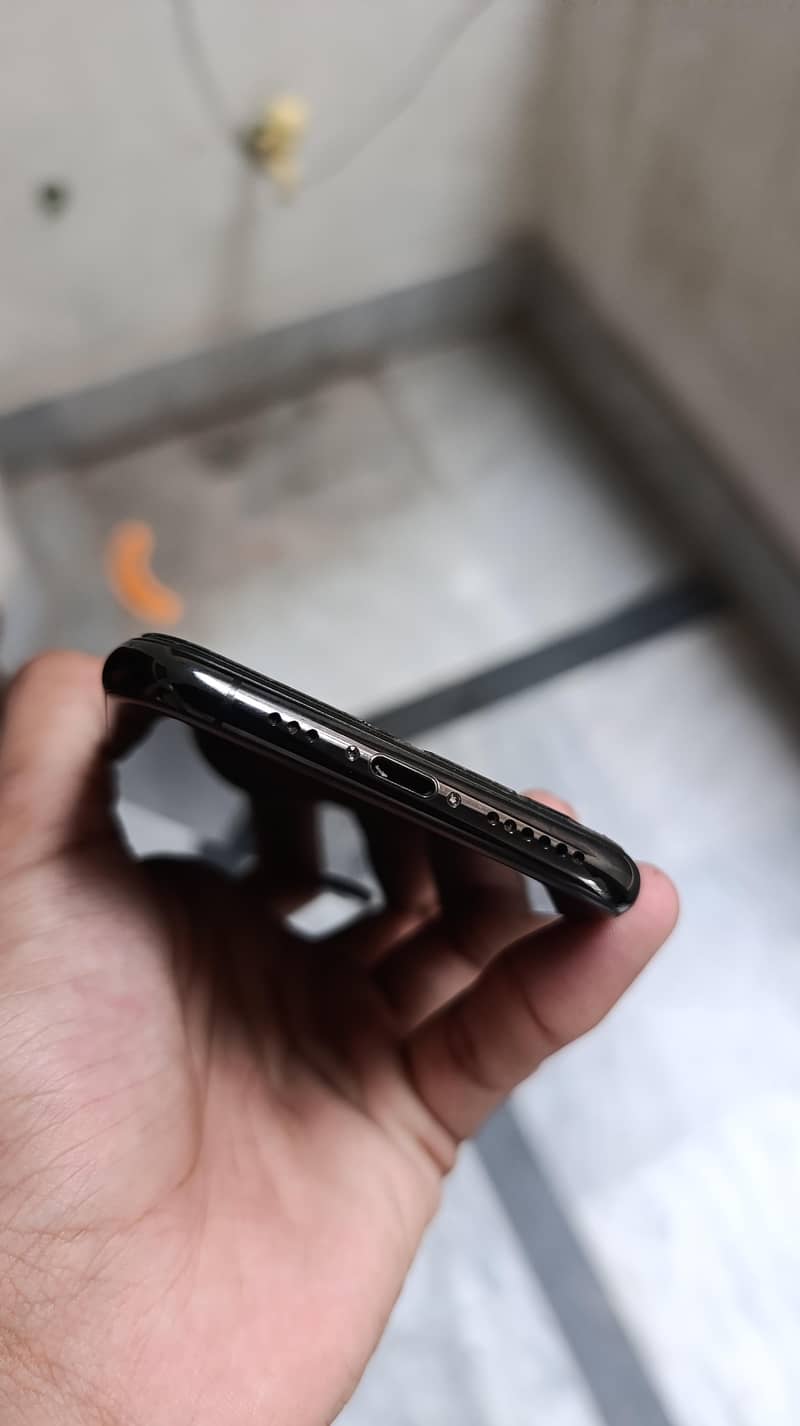 Apple iPhone XS 4