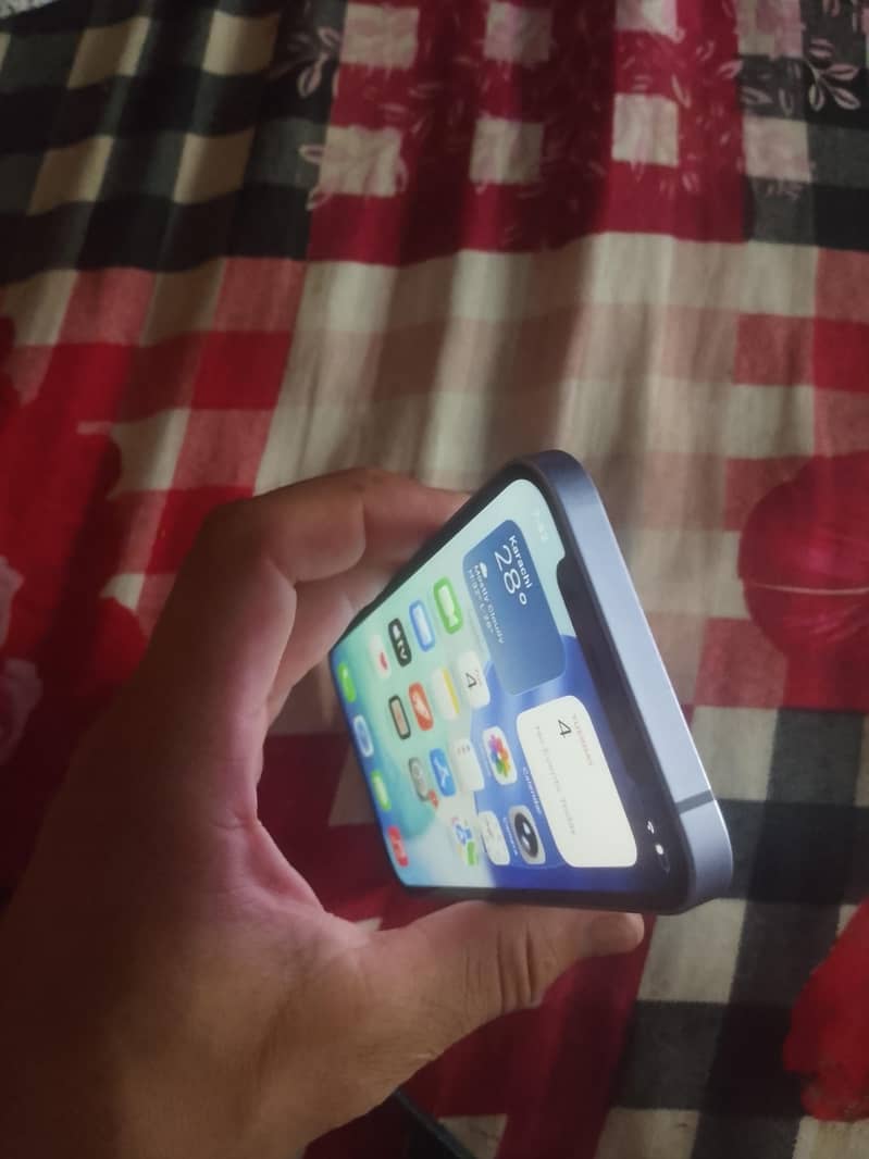 Apple iPhone 12 4