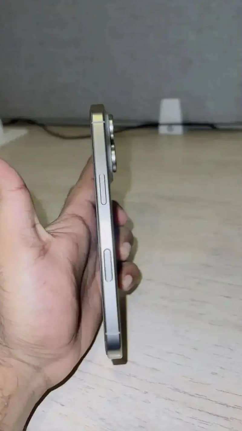 iPhone 16 Pro 2