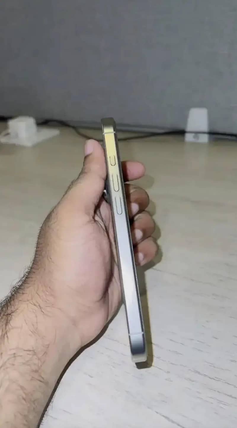 iPhone 16 Pro 3