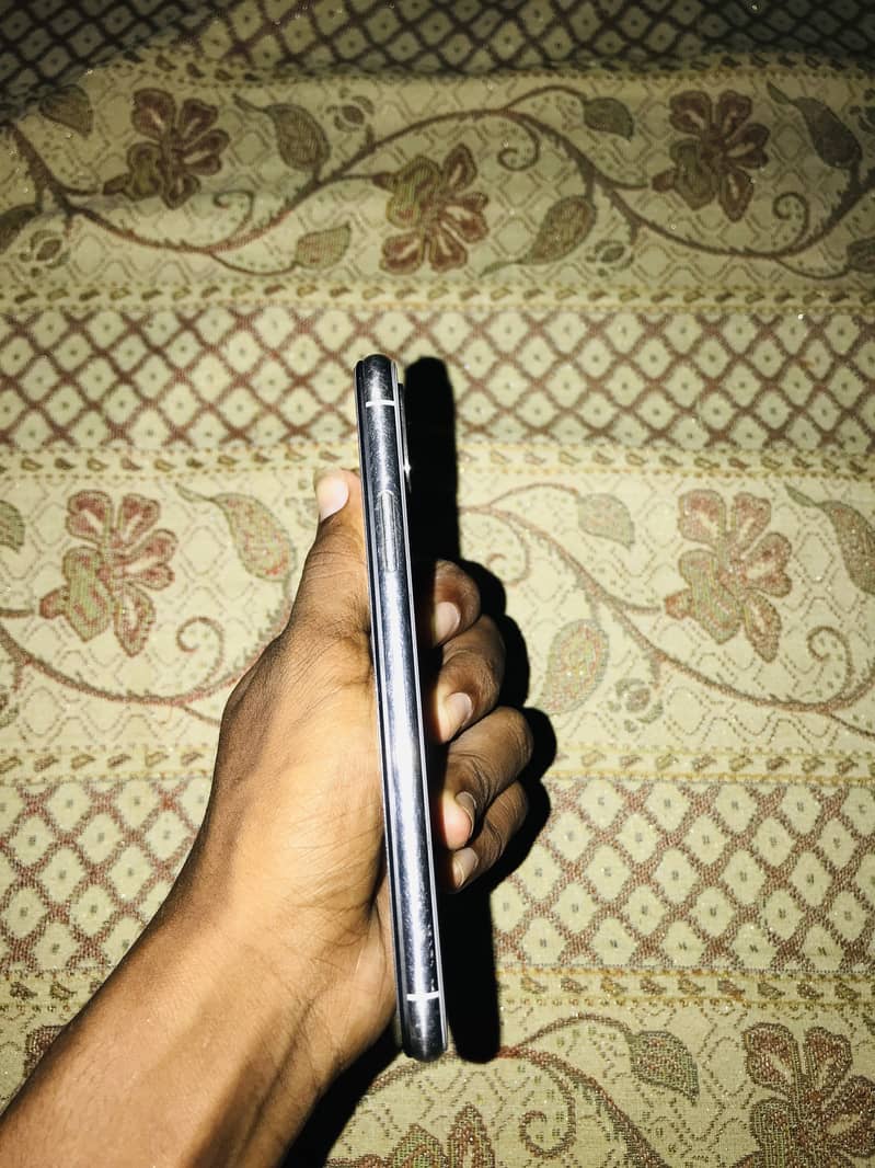Apple iPhone X 4