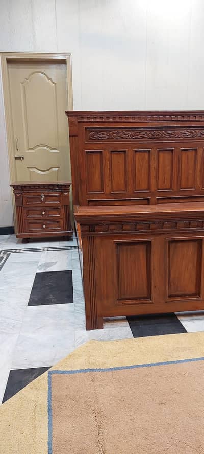 ghr ka furniture ha use nhi hwa new condition bed set king size
