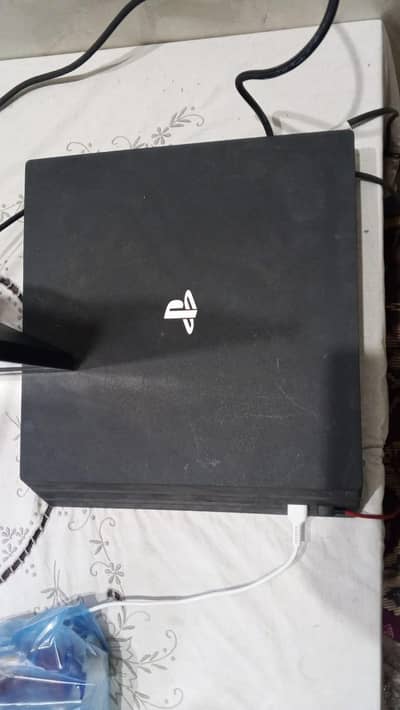 ps4 pro 1 Tb with 3 controlers and 5 games