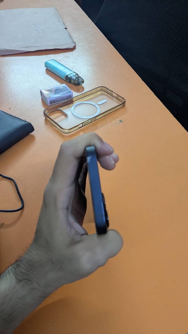 Apple iPhone 13 8