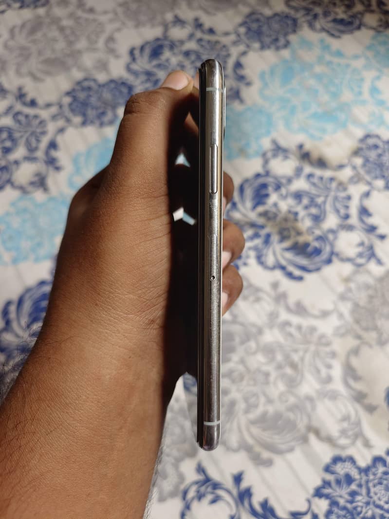 Apple iPhone X 4