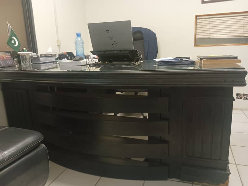 Executive table with side rack 1