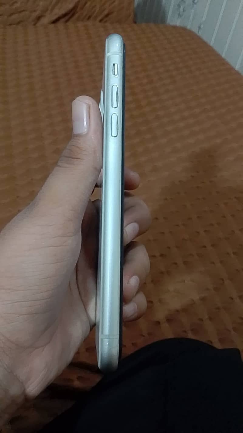 Apple iPhone 11 3