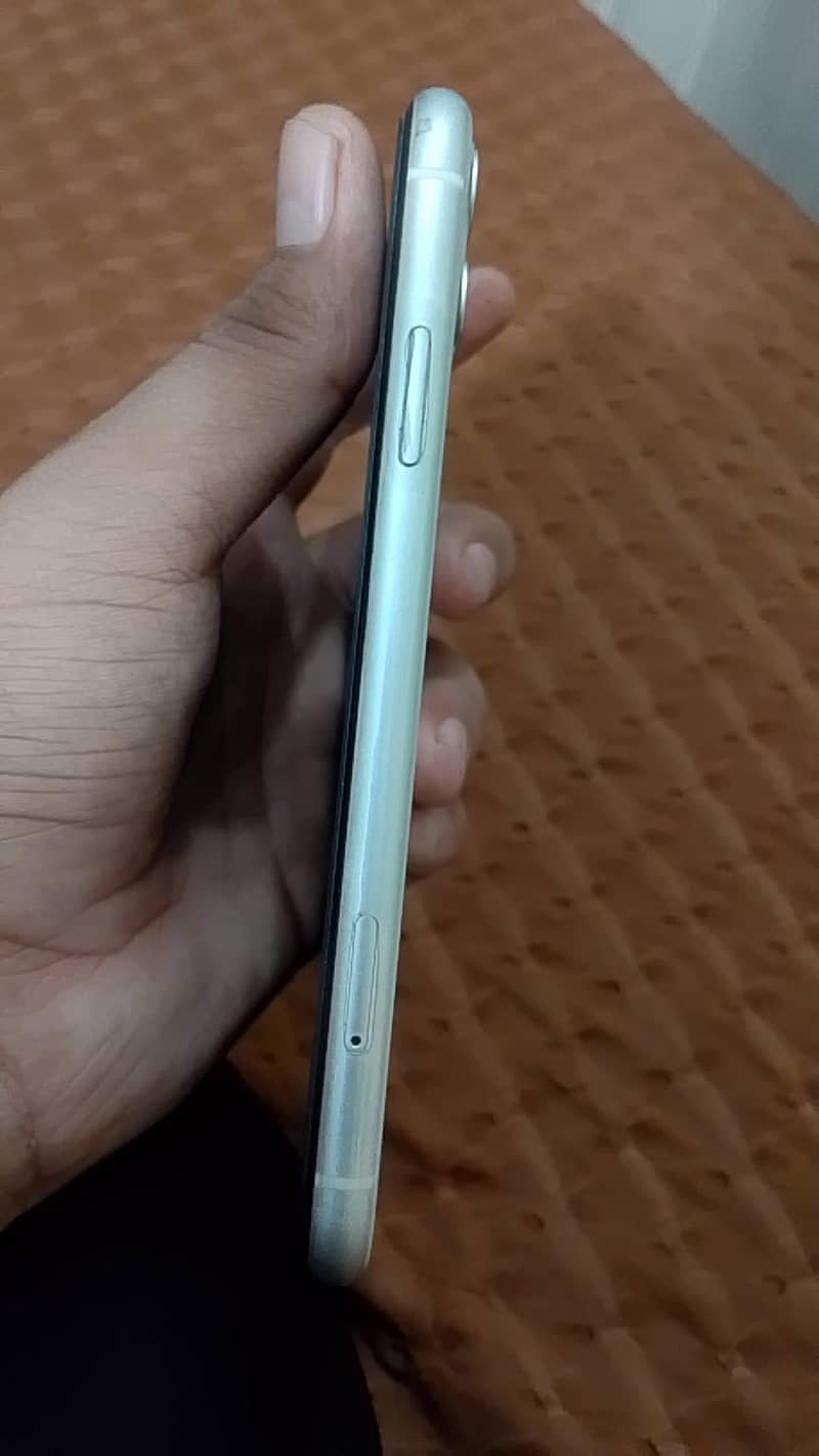 Apple iPhone 11 4