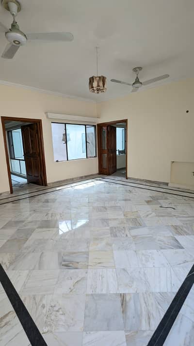 1 Kanal Upper Portion Available for rent on canal road near to doctors hospital