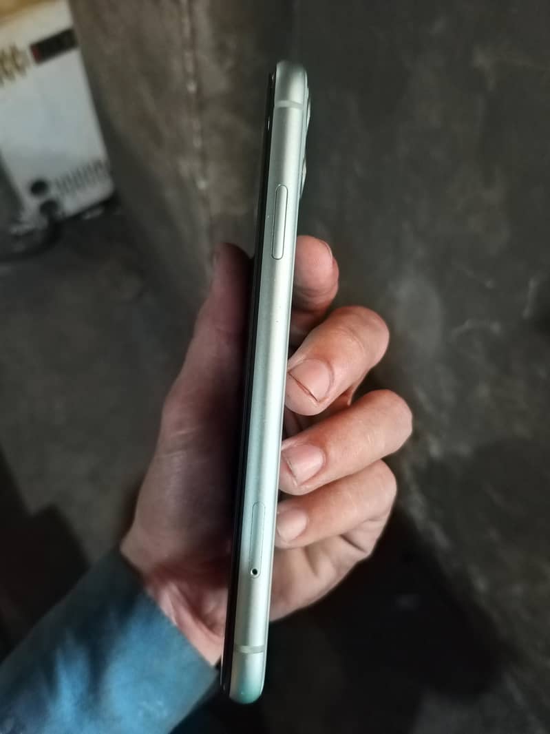 Apple iPhone 11 3