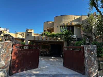16 Marla House For sale Is Available In Bahria Town - Safari Villas