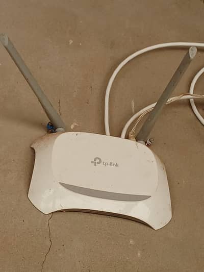 Tp link  WR804n   new router  9/10 with charger