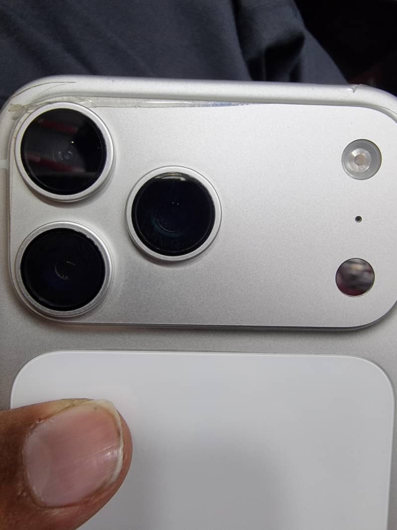 Apple iPhone 17 Pro Max 1