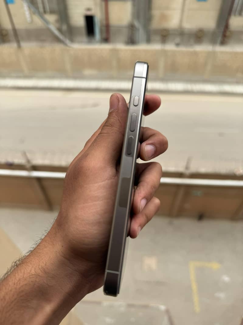 Apple iPhone 15 Pro 3