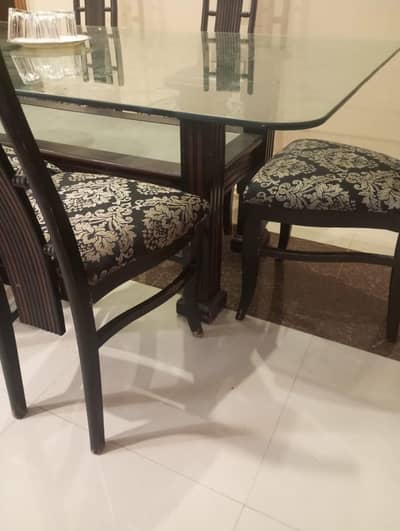 Urgent sale Solid Sheesham wood 8 charis dinning table