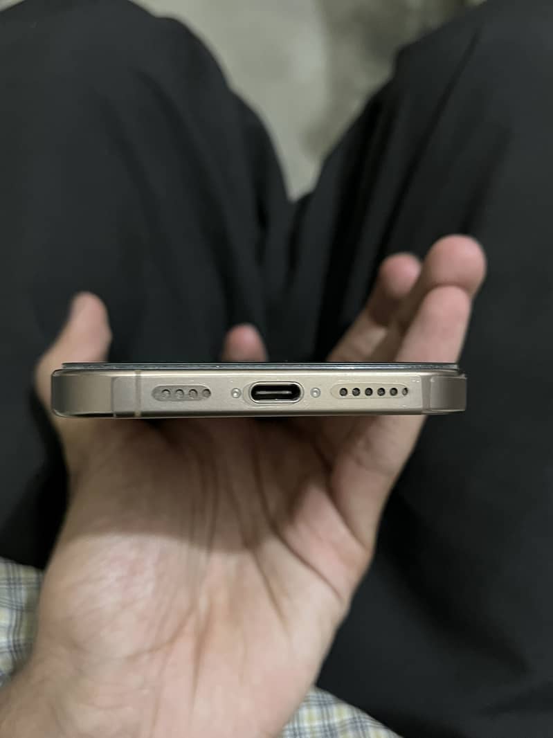 Apple iPhone 16 Pro Max 3