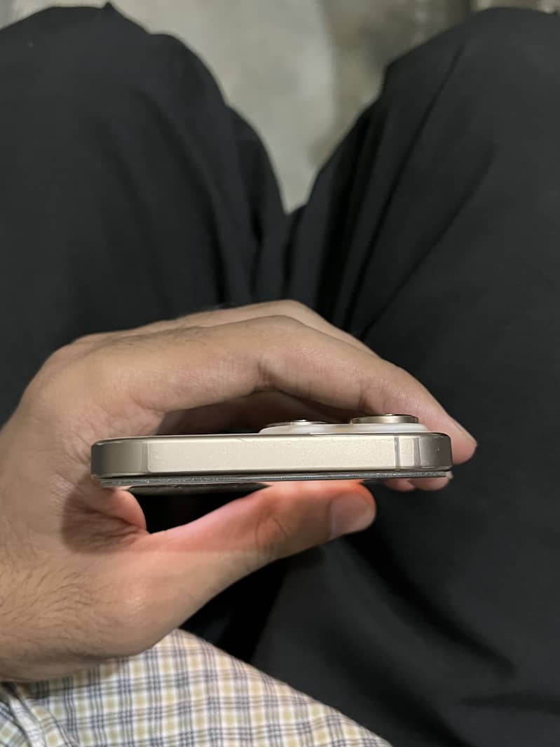 Apple iPhone 16 Pro Max 4